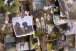 Op het prikbord hangen diverse foto's van patiënten. Deze foto is net als die van Roos van de hand van Theo vd Vijver.